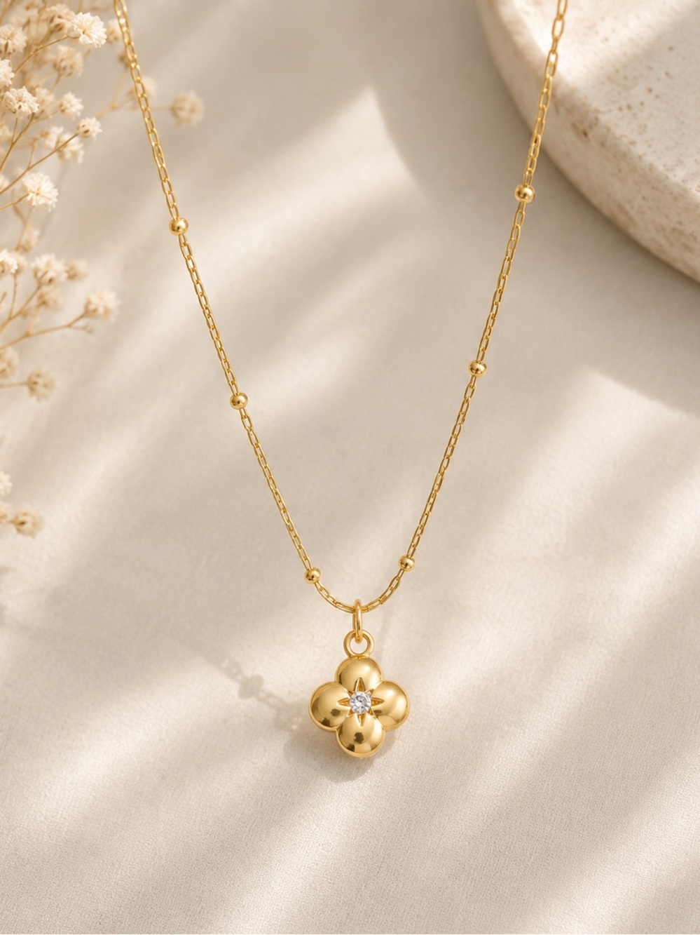Clover necklace with zircon stone